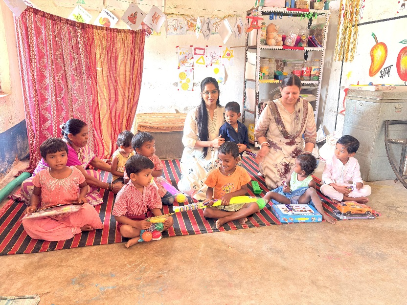 सेवा संकल्प अभियान: ओबरी के आंगनबाड़ी में नन्हे हाथों तक पहुंचे खिलौने, प्रशासन ने दिया संवेदनशीलता का संदेश..